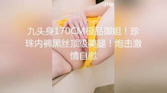 韵味十足甜美骚女，女用倒模20CM长屌，骑乘自己动，翘起屁股插入，上下套弄水声哗哗，双头龙深插