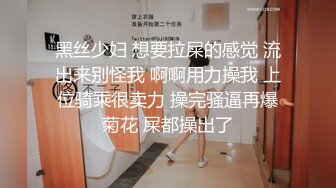 黑色渔夫帽萌萌哒美女带着帽子操逼，美腿牛仔裤还在自拍，深喉口交大屌，超近视角拍摄，进出抽插猛捅，操的美女很享受