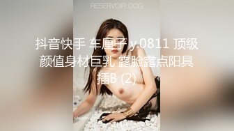 让女友穿上性感道具先打后干，女友很听话，舔完鸡巴就插屁眼女友疼的直叫