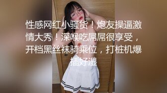 勾搭两个风骚女技师小哥想要啪啪，淫声荡语不断撩骚动手动脚扒光玩奶各种爆草，还让骚女打电话草她好刺激-