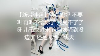 会所技师上钟了 女技师手口奶并用 搞得男客人欲火难耐，最后抱着女技师的头一顿疯狂抽插射嘴里！