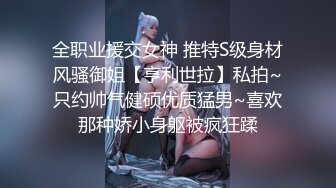 美女拿着仿真鸡巴玩弄安慰自己的小白虎