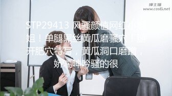 大哥的小女人露脸温柔且风情，露脸躺在床上让小哥玩弄，舔逼蹂躏深喉口交，无套抽插，骚穴淫水都拉丝了刺激