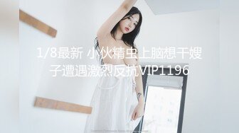 练瑜伽的嫩嫩小美女，上前抱住爱抚揉捏，戴上硕大假鸡巴深入逼穴抽插吟叫刺激