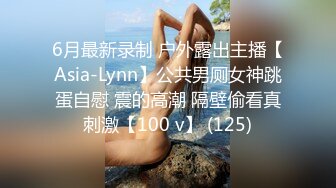 男友玩着手机小骚逼自己坐上来