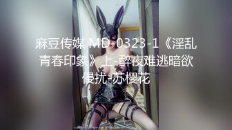 无敌美少妇全程露脸勾搭狼友，性感风骚完美展示好身材，揉奶玩逼伸着舌头要舔狼友鸡巴，被大哥按着头草嘴