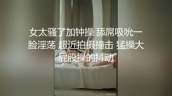 没有男人的新娘一个人玩的也很嗨，新娘装无毛白虎逼陪狼友发骚，逼逼里夹着大黑牛菊花里塞着跳蛋高潮喷水