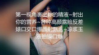 兔兔妻子动车上口交，妻子坐B座位故意躺下吃鸡鸡，真刺激，旁边A座位还做着一位大哥！