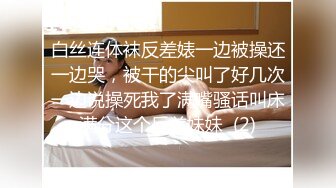 物业管理保安上门收管理费强干正在直播的制服女主播