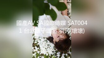 一男玩两女，趴在沙发前让小哥玩弄，大鸡巴草逼又草嘴，还拿电钻道具玩弄骚穴，高潮不断沙发都湿透了好骚