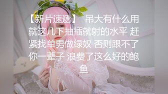 对着镜子拿香蕉给自己解闷