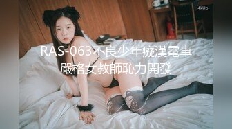 牛仔短裤贫乳新人美女和炮友两场啪啪，特写深喉口交掰穴舔逼，干起来特别爽拨开裤子插入，上位骑乘后入猛操