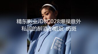 来两萝莉嫩妹留下一个一线天肥逼张开双腿特写抬腿肩上扛大屌抽插