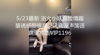   阿姨很忙看着自己的骚女儿在床上被大哥爆草抽插，陪狼友互动撩骚吃女儿奶子