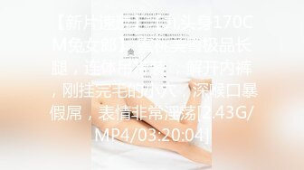 闭着眼睛手抓床单，享受大鸡巴的奋力抽插，两个年轻的妹子让大哥玩弄双飞，吃奶舔逼口交大鸡巴，多体位蹂躏