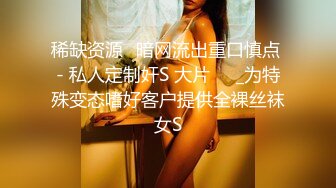 商场女厕连拍两位漂亮的小美女，好担心白衣妹把黑木耳扯下来