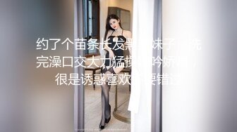 新来的清纯小妹露脸在被窝里跟狼友发骚直播赚生活费，听狼友指挥揉奶玩逼，自慰呻吟年轻粉嫩乖巧听话别错过