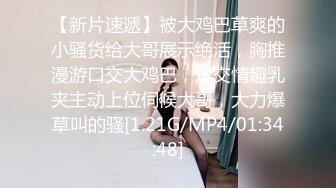  长发年轻嫩妹子，吊带装牛仔短裤，被小挫哥哥嘴接尿，全裸露脸交玩69女上位啪啪