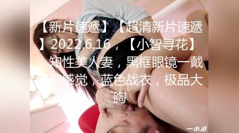 两个芭蕾舞演员在舞房练舞做爱,门外还有人观看