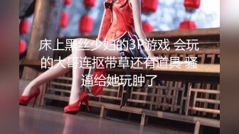   娇小身材的美少妇三P大站，前后夹击征服骚女完美爆，满满一嘴