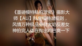 【新片速遞】 上着班的小少妇都发骚，办公桌脚都能蹭一蹭骚逼，自己抠掰开看特写，圆珠笔插逼，淫声荡语诱惑狼友精彩刺激