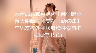 鸭哥寻换牛仔短裤腿上纹身大奶妹,揉穴舔逼非常粉嫩掐着脖子后入抽插猛操