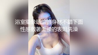 车里嘿咻嘿咻，还不忘记看看车外有没有人，