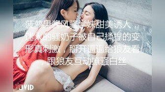 看着电影，女友含住了我的鸡巴