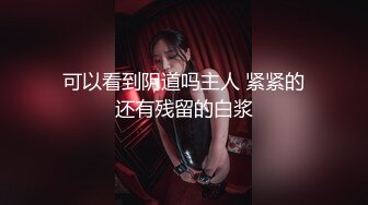 颜值不错的风骚女模特，大辫子漏出骚奶子诱惑狼友跟两位大哥激情3P