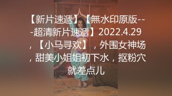 大胆变态坑神蹲守购物娱乐广场公共女卫门口见到漂亮妹子就跟进去偸拍还翻看换下来带血的卫生巾