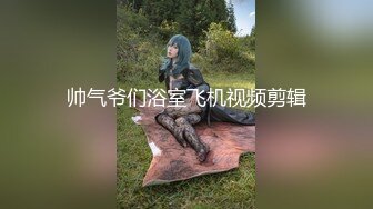  牛仔短裤美女干完骚逼后趁机又爆菊,痛的要躲开,被男的抱住狂干