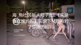  淫靡婚纱 绿帽贡献妻子给别人玩，穿着婚纱被单男拽着头发肏，自己只能看着老婆被内射撸