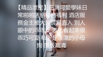 户外裸奔女神露脸跟小哥燃情户外啪啪，听狼友指挥脱光口交大鸡巴舔蛋蛋，车内放肆蹂躏抽插，内射骚穴嘴舔干净