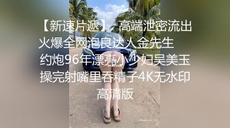 快递小哥送快递的时候趁机偷拍妹子们的裙底,有个长裙妹子内裤都没穿就急忙下来拿快递