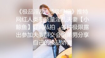 偷拍美女裙底风光❤️成都车展银色连衣裙细高跟极品美女，白色窄内 UR级反差骚货黑丝筒袜配情趣开档内裤