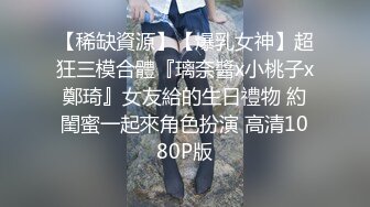 写字楼女厕白T恤黑紧身裤长发美妞 鲜肥的无毛馒头穴馋得流口水