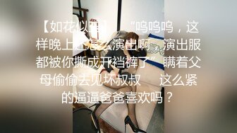  校园霸凌-扒光女生衣服强迫她坐地上叉开双腿充分暴露阴部,另一个女生用棍子插她逼