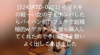 年轻的小老板娘又在店里发骚，吧台内漏出骚逼诱惑狼友，跟小哥激情啪啪深喉口交舔逼玩弄，无套抽插口爆吞精