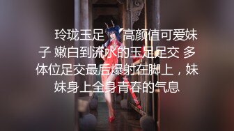 【新片速遞】 露露大人！长发性感眼镜美女！丝袜美腿展示，多毛骚穴特写，表情一脸淫骚