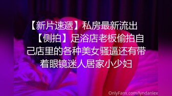  清纯小妹露脸展示，全裸在床上让小哥拍给狼友看，只看不草又不会怀孕，奶子很嫩逼逼性感