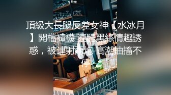  新流出民宿酒店偷拍 逼毛浓密性感苗条美女边看手机边自慰勾引男友来啪啪还没草就流白浆了