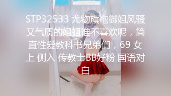 尤物骚女两男一女3P激情啪啪，从下往上视角拍摄，两根JB口交掰穴揉搓尿尿，前后齐插齐插后入猛操